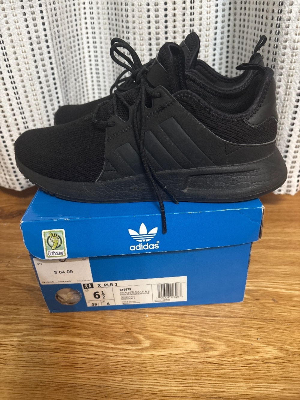 Adidas sz 6 1/2 boys grade school